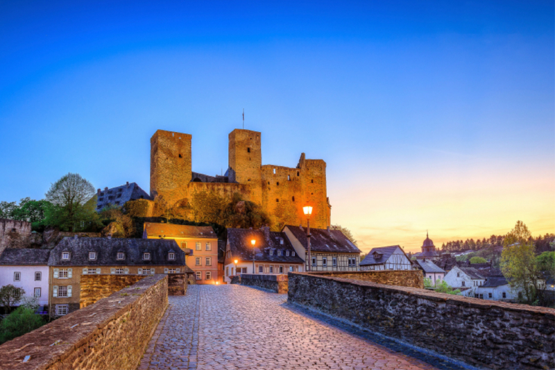 Burg Runkel in der Abenddämmerung