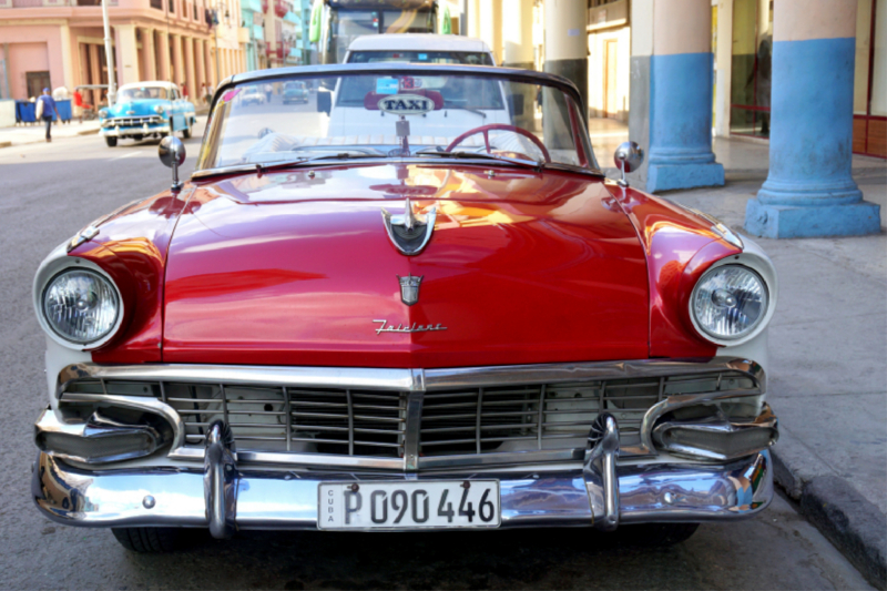 Der Oldtimer Ford Sunliner in Havanna