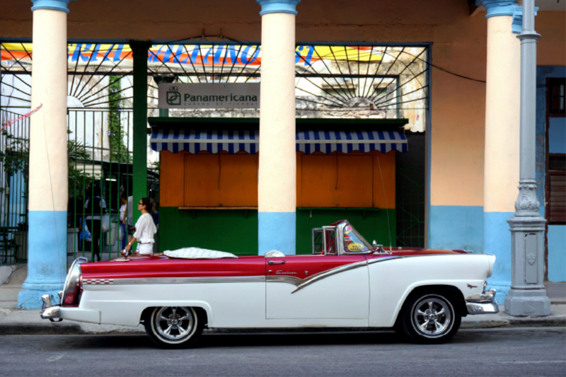 Der Oldtimer Ford Sunliner in Havanna