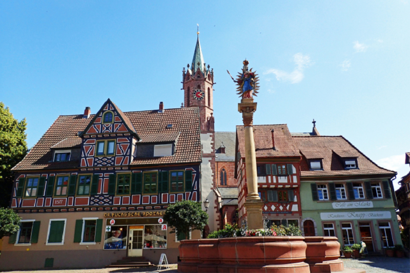 Der Marktplatz mit der Marienstatue in Ladenburg am Neckar