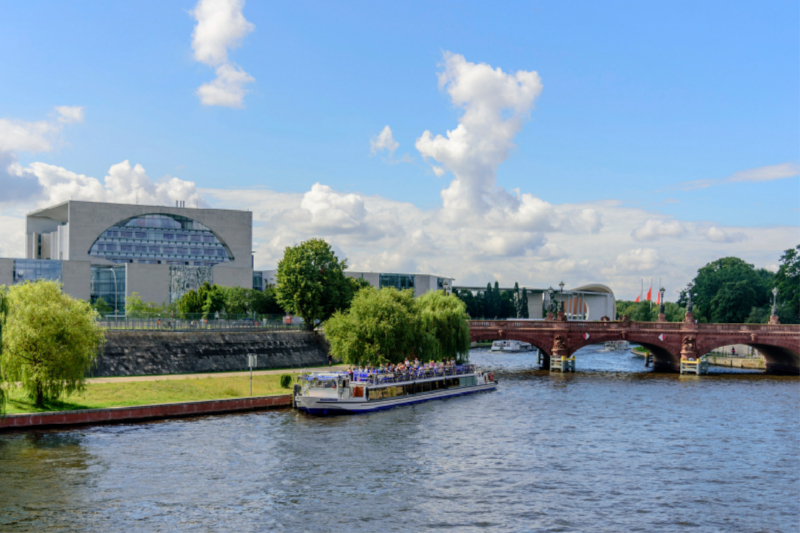 Blick über die Spree auf das Bundeskanzleramt am Ludwig-Erhard-Ufer