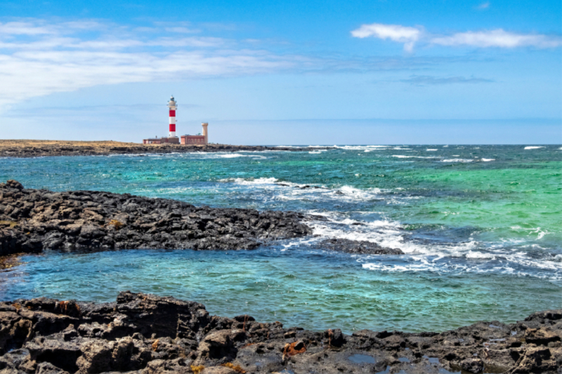 Lagune von Punta de la Enrocadisa mit Blick zum Leuchtturm