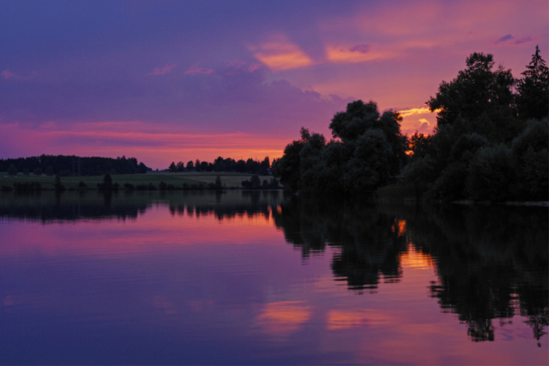 Glühender Himmel am Riegsee, Bayern (D)