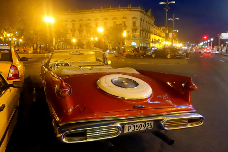 Der Oldtimer  Imperial Crown Convertible in Havanna