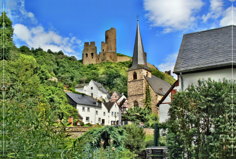 Blick auf die Dreifaltigkeitskirche und Löwenburg