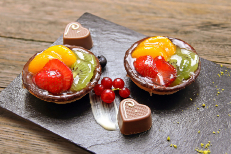 Zwei kleine Obst-Tartelettes und Pralinen