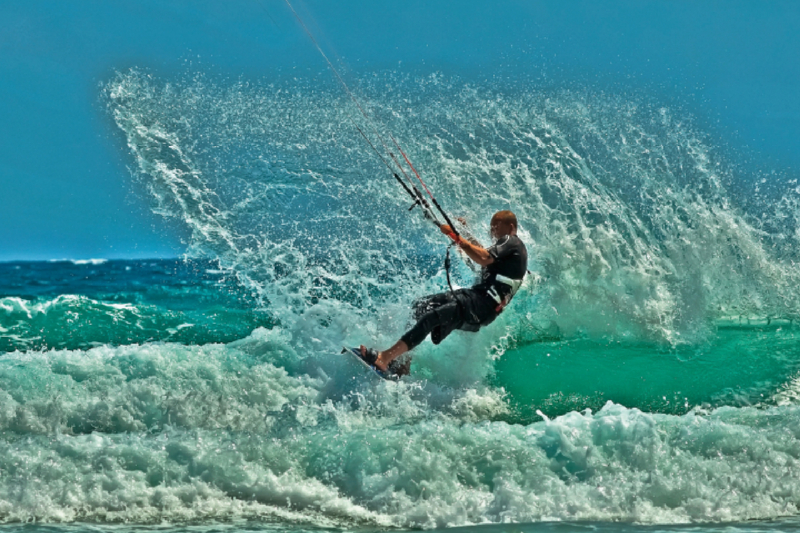 Kitesurfen - über den Wellen