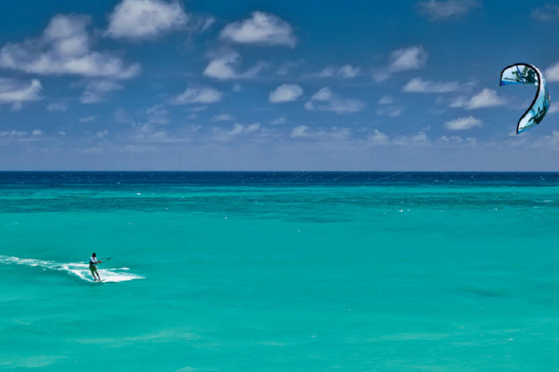 Kitesurfen - über den Wellen