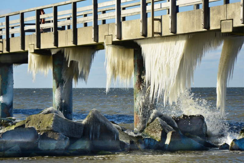 Eisfahnen an der Seebrücke in Wustrow