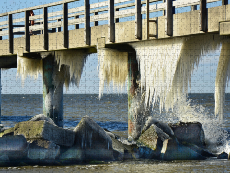 Eisfahnen an der Seebrücke in Wustrow