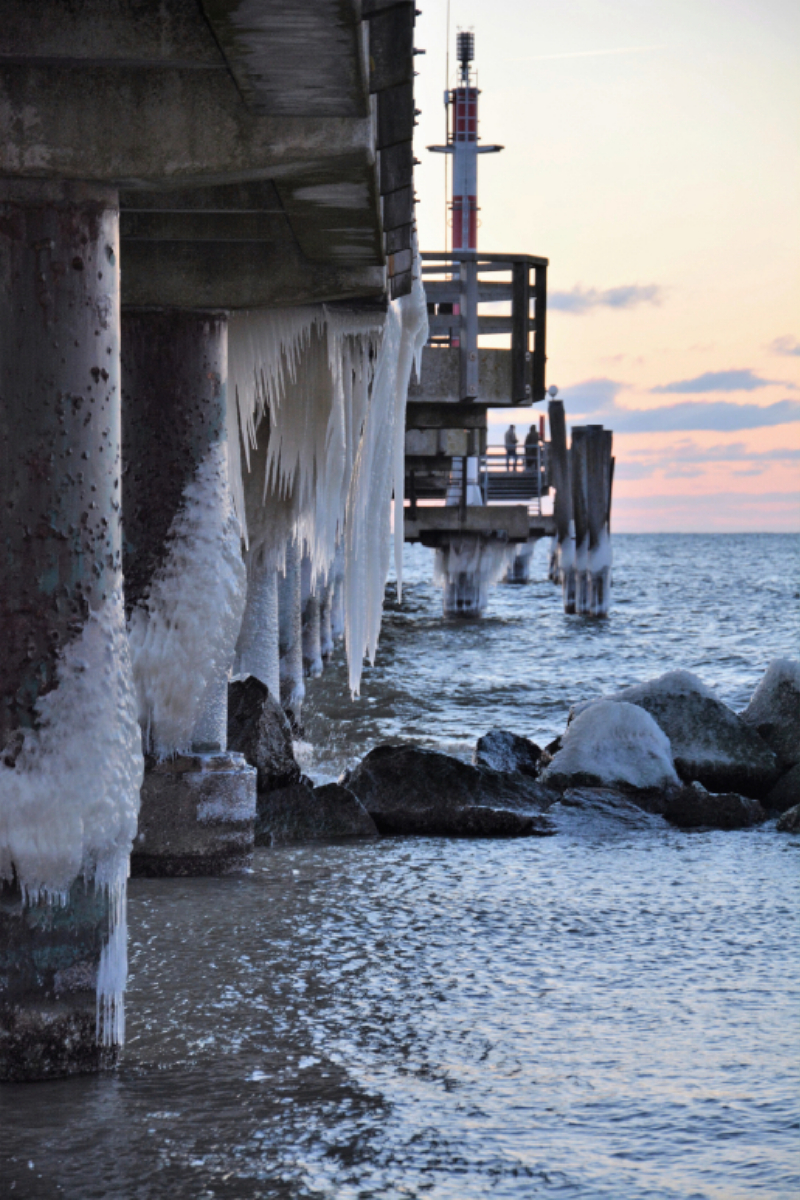 Die Seebrücke von Zingst mit Eisfahnen