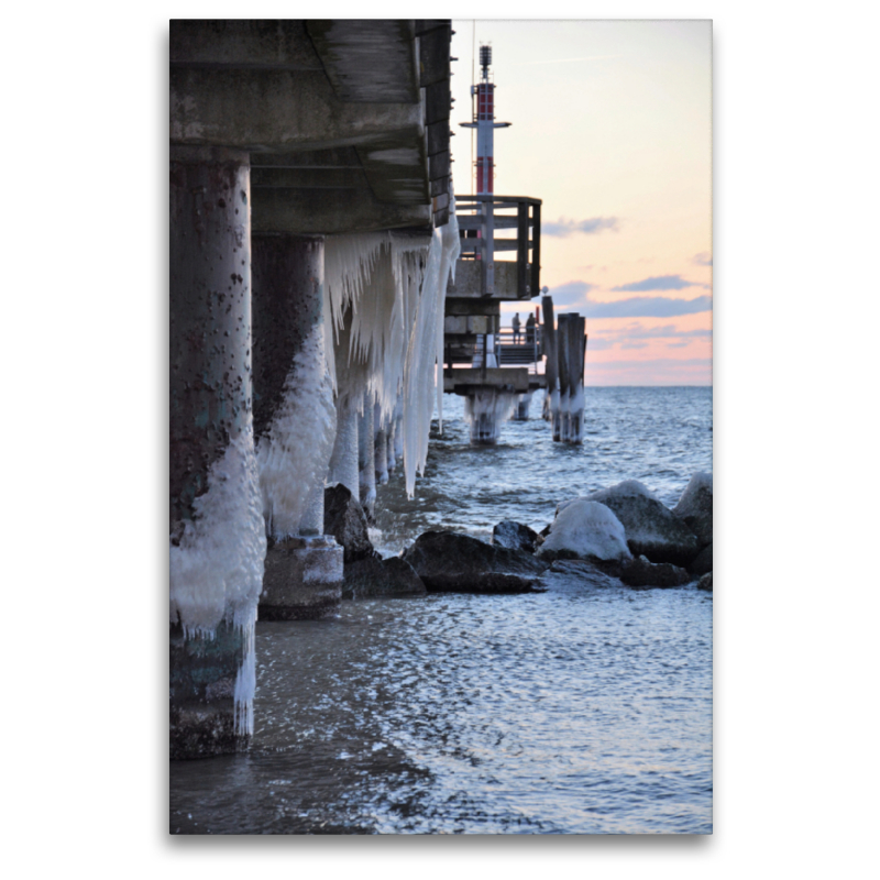 Die Seebrücke von Zingst mit Eisfahnen