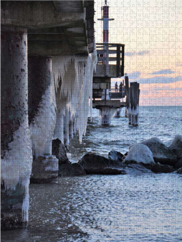 Die Seebrücke von Zingst mit Eisfahnen