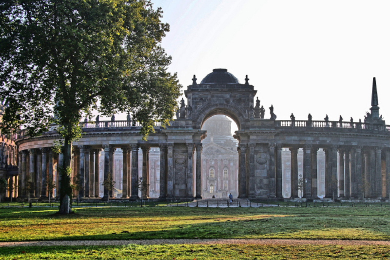 Communs, im Hintergrund das Neue Palais