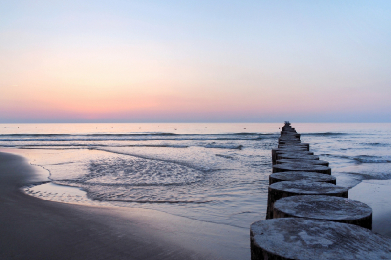 Einzigartige Wellenstrukturen zur blauen Stunde an der Ostsee