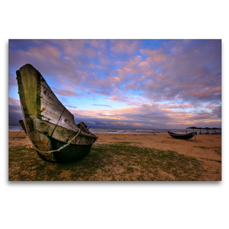 Holzboot in der Abenddämmerung