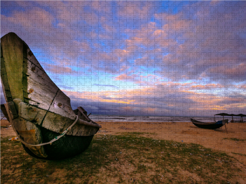 Holzboot in der Abenddämmerung