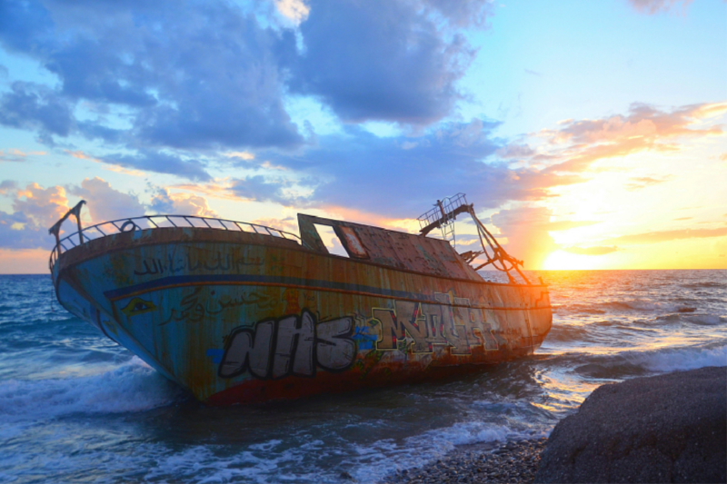 Schiffswrack auf Korfu im Sonnenuntergang