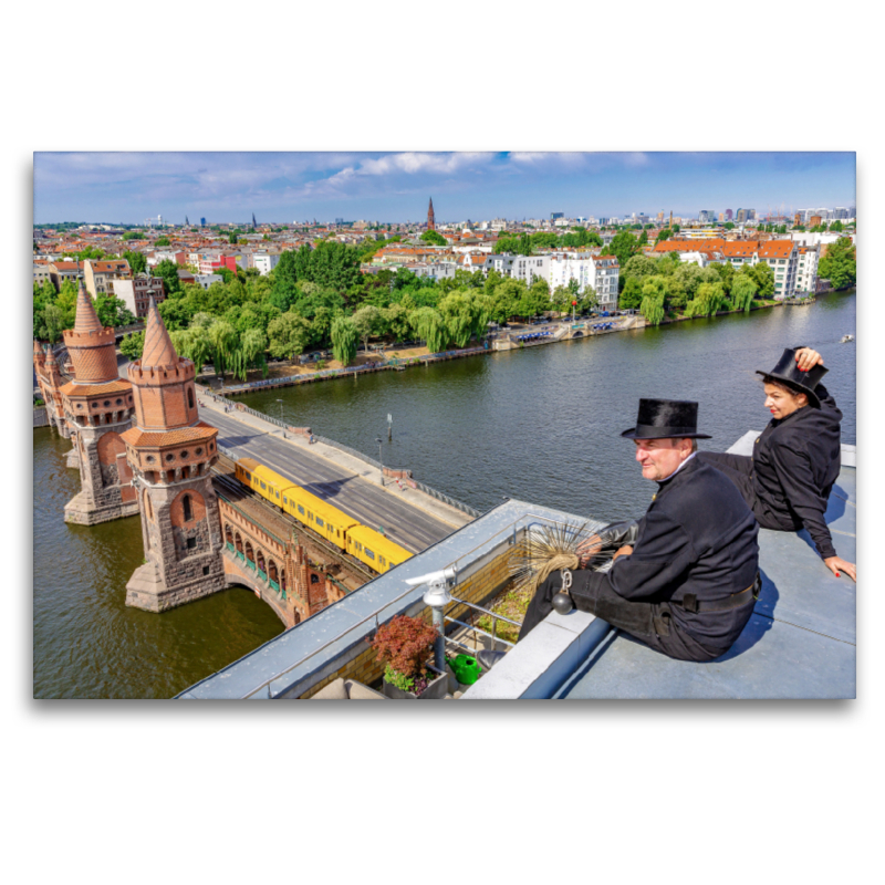 Schornsteinfeger über der Spree und Oberbaumbrücke in Berlin