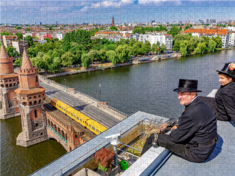 Schornsteinfeger über der Spree und Oberbaumbrücke in Berlin