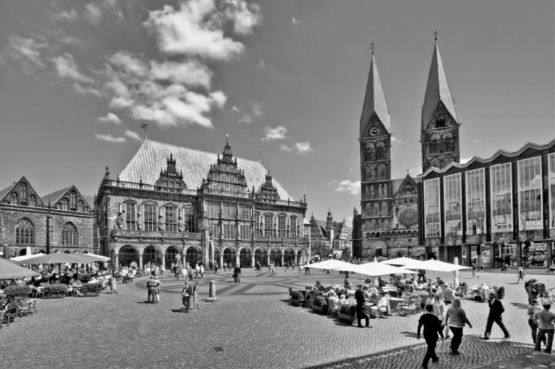 Der Marktplatz ist die 'Gute Stube' in Bremen. Im Hintergrund das Rathaus und der St. Petri Dom