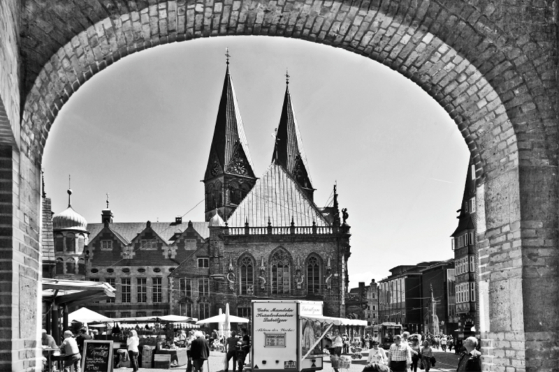 Bremen. Aussicht über den 'Unser Lieben Frauen Kirchhoff' zum Rathaus und St.Petri Dom