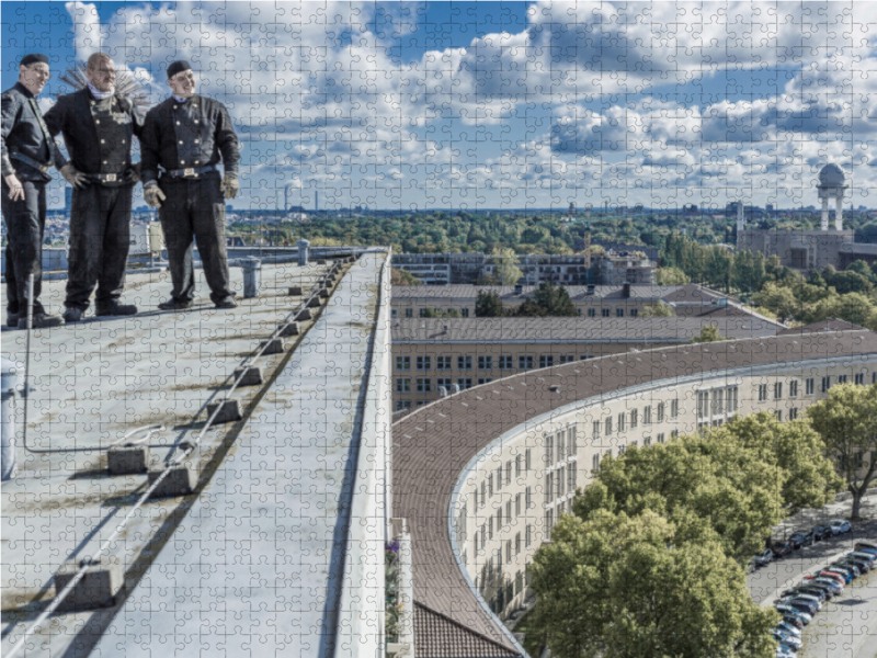 Schornsteinfeger über dem Flughafen Berlin Tempelhof