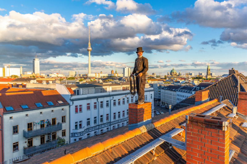 Schornsteinfeger bei Sonnenaufgang in Berlin Mitte