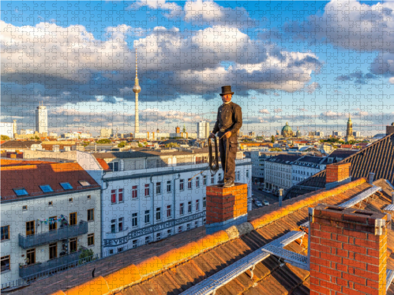 Schornsteinfeger bei Sonnenaufgang in Berlin Mitte