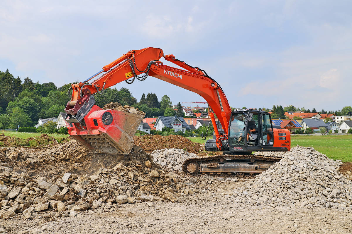 Hitachi mit Steinbrecher Schaufel