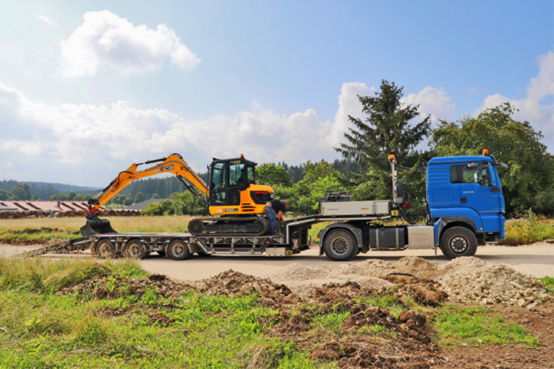 Bagger auf Tieflader