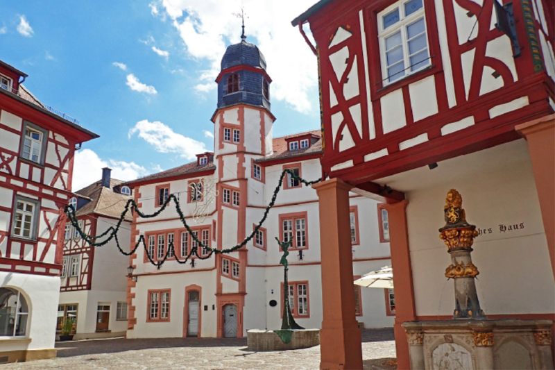 Am Fischmarkt mit dem 'Volkerbrunnen ' in Alzey