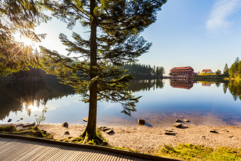 Mummelsee mit dem Berghotel bei der Hornisgrinde