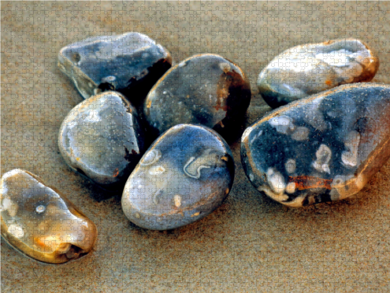 Blau gemusterte Steine am Ostseestrand