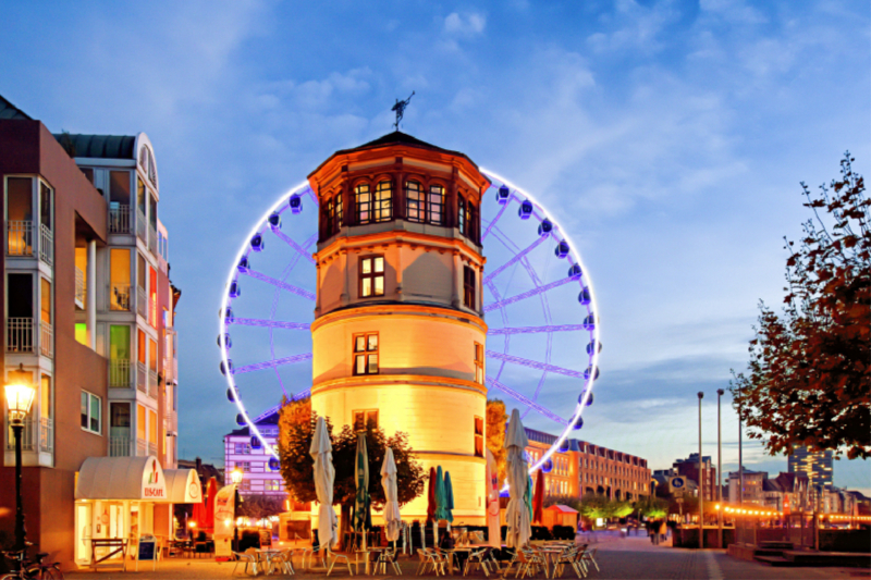 Schlossturm mit Riesenrad zur blauen Stunde am Morgen