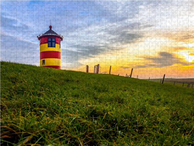 Gestreifter Leuchtturm auf dem Deich