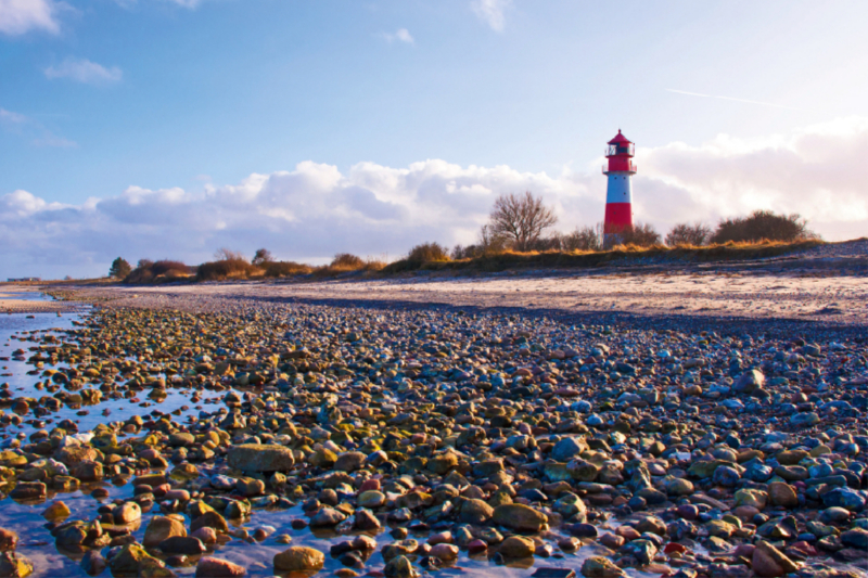 Leuchtturm Falshöft mit steinigem Ostseestrand im Winter