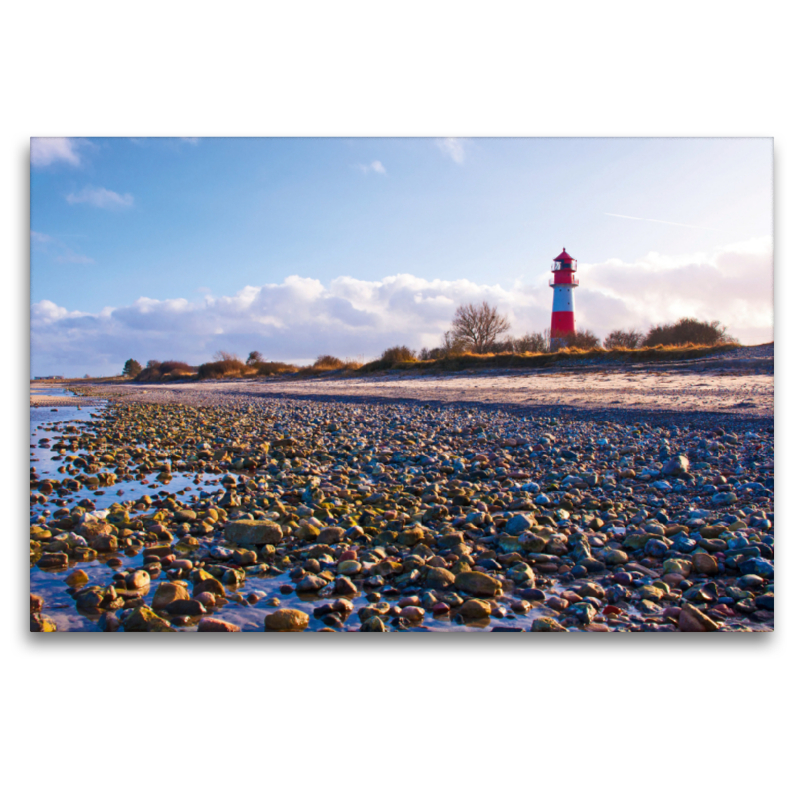 Leuchtturm Falshöft mit steinigem Ostseestrand im Winter