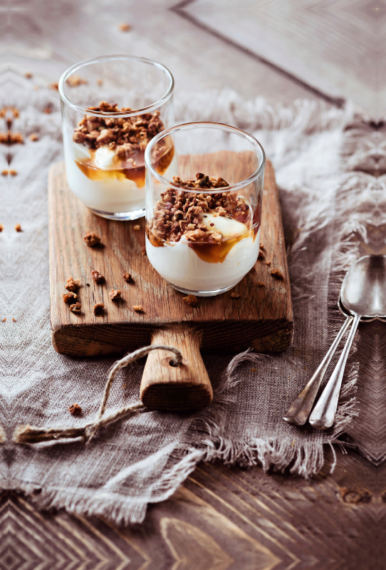 Griechischer Joghurt mit Granola und Honig