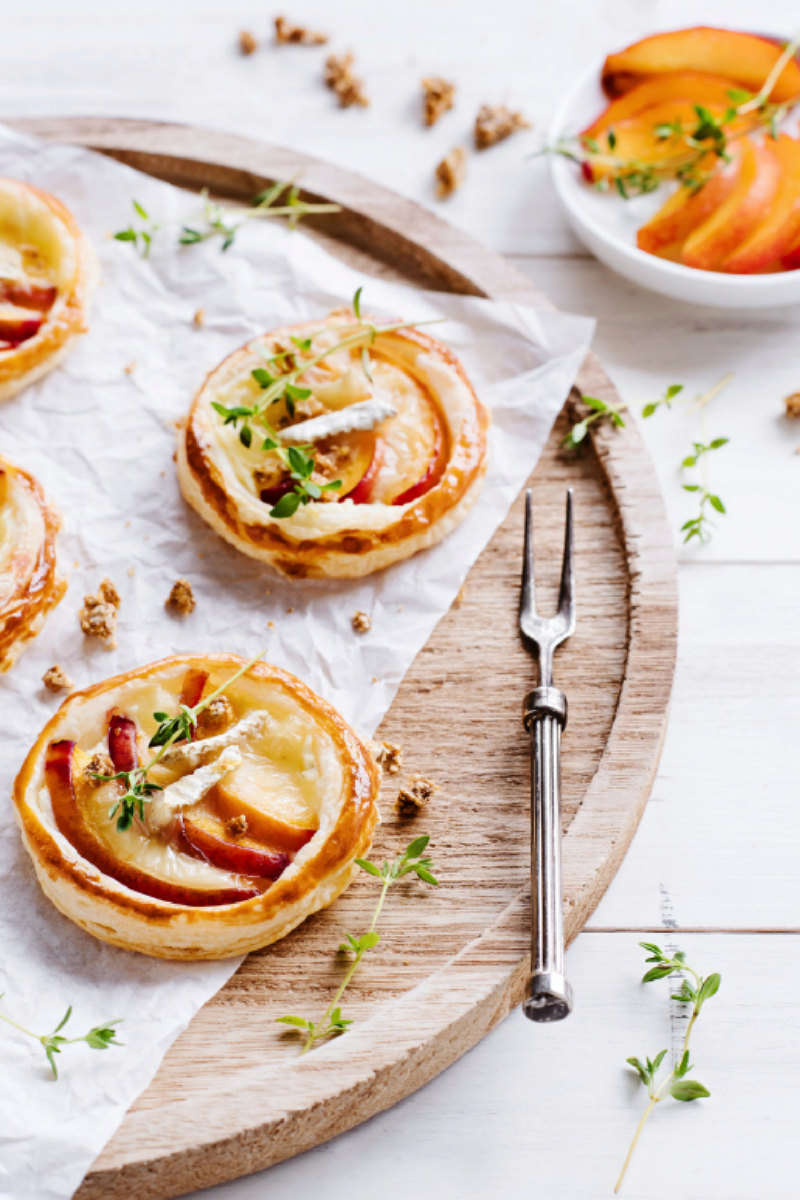 Blätterteig-Tarts mit Nektarinen und Brie