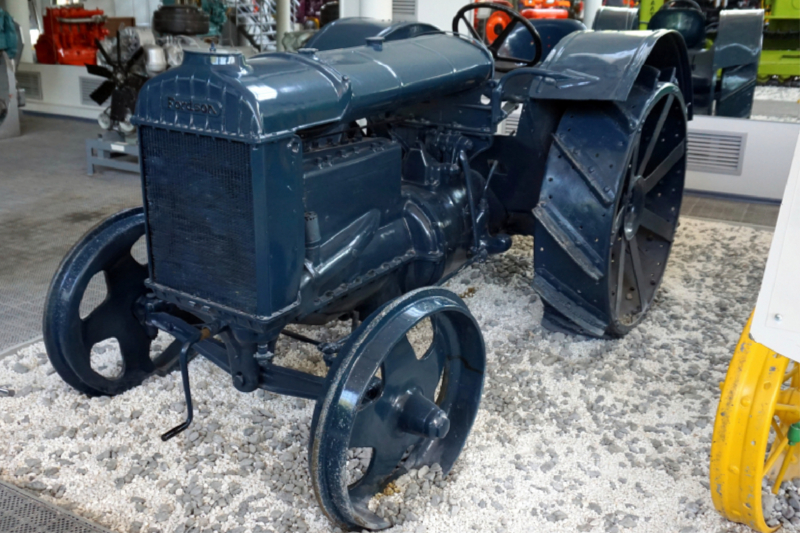 Der historische Traktor Fordson-Putilowez aus Leningrad