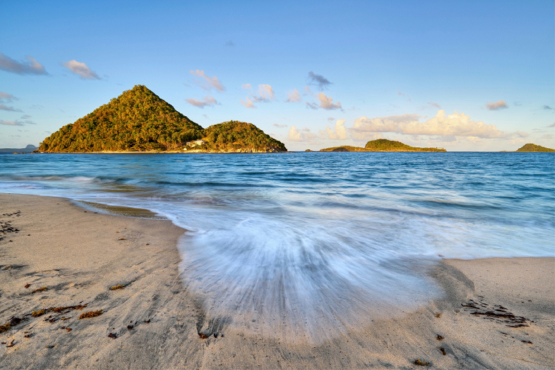 Sandstrand in der Karibik auf der Insel Grenada