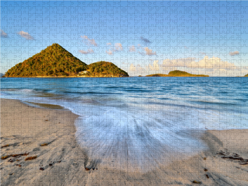 Sandstrand in der Karibik auf der Insel Grenada