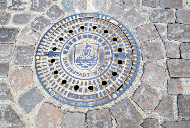 Kanaldeckel Schachtabdeckung Hansestadt Wismar Schachtdeckel außergewöhnlicher Gullydeckel Wanddekoration der besonderen Art