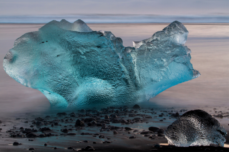 Überbleibsel des Gletscher-Kalbens am Strand