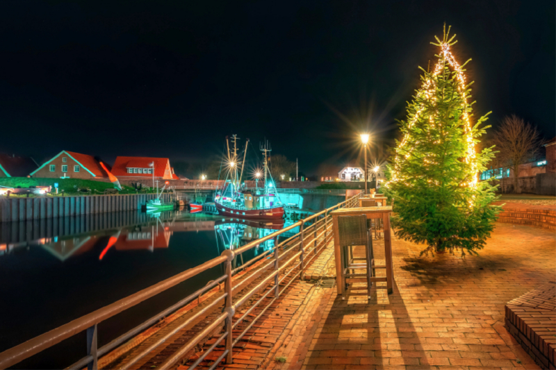 Weihnachtsbaum am alten Hafen in Hooksiel