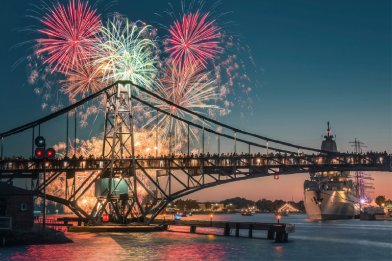 Feuerwerk an der KW-Brücke in Wilhelmshaven