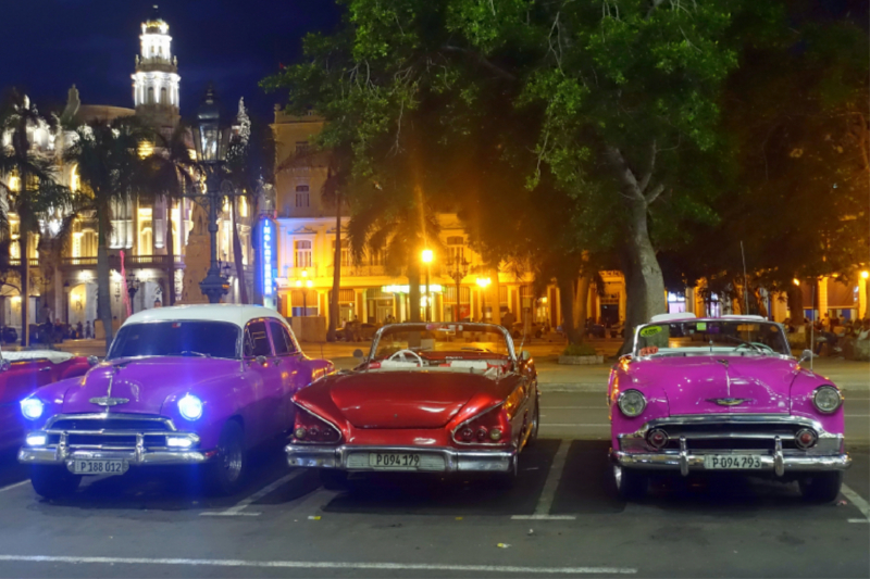 Amerikanische Oldtimer am Parque Central in Havanna