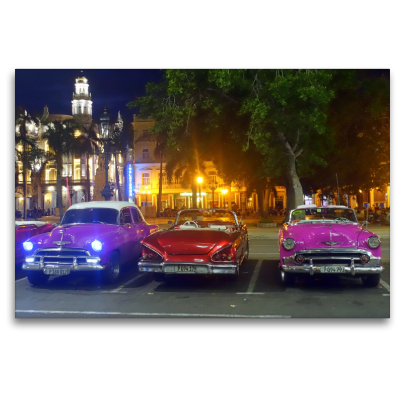 Amerikanische Oldtimer am Parque Central in Havanna