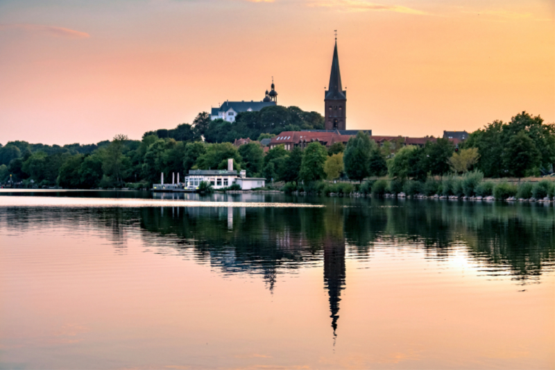 Blick auf den Plöner Ortskern mit Schloss und Kirche